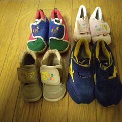 子供靴(ミキハウスは12-14 アシックスは17)