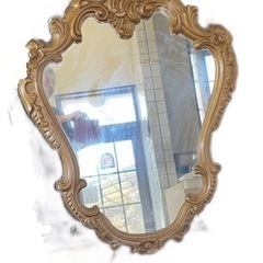 アンティークな壁掛け鏡