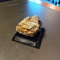 K005　斑銅鉱（はんどうこう、borniteボーンナイト）は、銅の硫化鉱物である