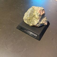 K018　ユナカイトは、ピンクの正長石長石、緑色の緑簾石、および...
