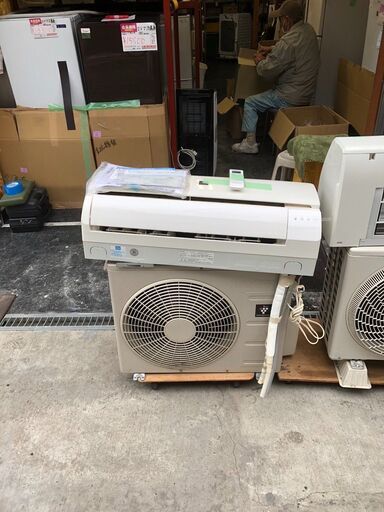 ☆中古￥18,000！SHARP　2.2kwルームエアコン　家電　2018年製　AY-H22TD型　【BA048】