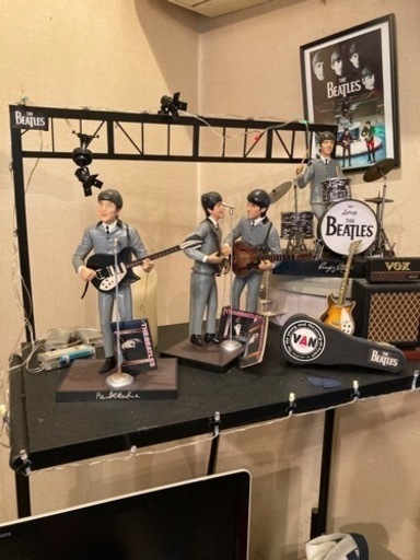 Apple社製The Beatlesフィギュアと舞台