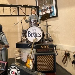 Apple社製The Beatlesフィギュアと舞台