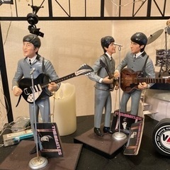 Apple社製The Beatlesフィギュアと舞台