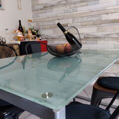 硝子天板のスタイリッシュなダイニングテーブルをお譲りします