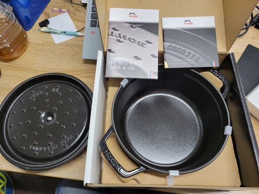 【店頭引き取り限定】特価！ストウヴラウンドココット/Staub Round Cocotte 黒