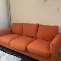 ３人掛けのソファオレンジ色です