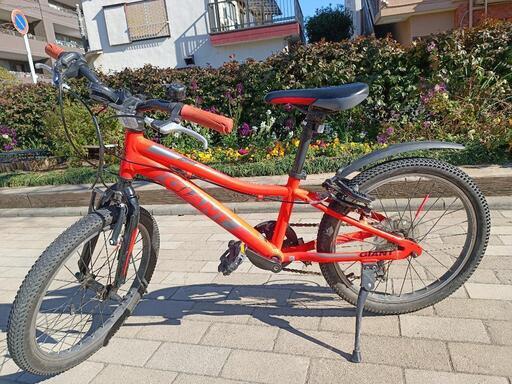 【再値下げ！！】GIANT  20インチ　ネオンレッド　子供用自転車です