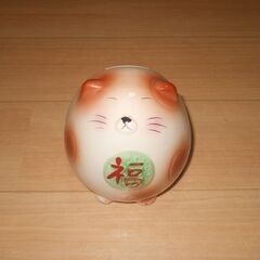 招き猫　陶器の貯金箱　福