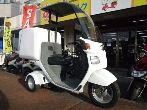 NO.4878　キャノピー ４サイクルエンジン　フューエルインジェクション車　三輪ビジネススクーター　屋根付き　ボックス付き　ホワイト　☆彡
