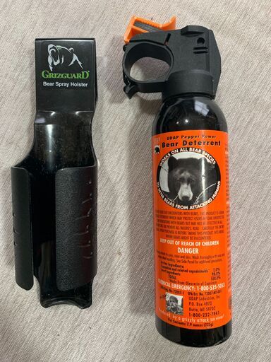 ヒグマ撃退スプレー（熊スプレー　強力）アメリカ森林警備隊採用品　９ｍで射程長い　ホルスター付き