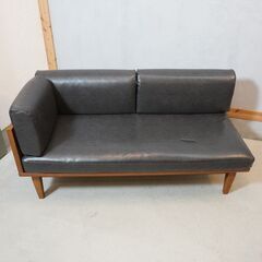 unico(ウニコ)のWICK(ウィック)シリーズのベンチアームです。ヴィンテージスタイルのレトロなデザインは北欧スタイルやブルックリンスタイルなどにおススメのコンパクトアーム付きソファーです♪