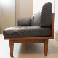 unico(ウニコ)のWICK(ウィック)シリーズのベンチアームです。ヴィンテージスタイルのレトロなデザインは北欧スタイルやブルックリンスタイルなどにおススメのコンパクトアーム付きソファーです♪