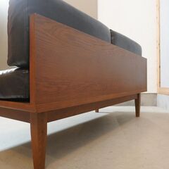 unico(ウニコ)のWICK(ウィック)シリーズのベンチアームです。ヴィンテージスタイルのレトロなデザインは北欧スタイルやブルックリンスタイルなどにおススメのコンパクトアーム付きソファーです♪