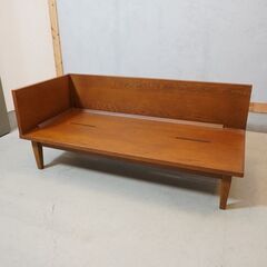 unico(ウニコ)のWICK(ウィック)シリーズのベンチアームです。ヴィンテージスタイルのレトロなデザインは北欧スタイルやブルックリンスタイルなどにおススメのコンパクトアーム付きソファーです♪