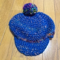毛糸編みのポンポンとツバのついた帽子　アジアン系