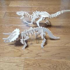 恐竜 木製 骨 模型