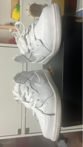 NIKE AIR JORDAN 1 MID ホワイト