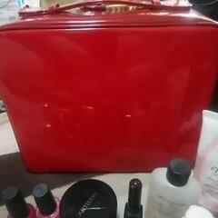 赤い化粧品バッグとオマケ付き