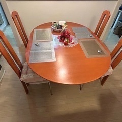 ダイニングテーブルと椅子