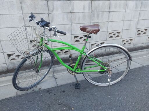 緑色の 27 インチ (インチ) 自転車、6 段ギア付き