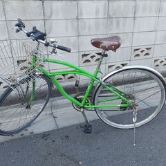 緑色の 27 インチ (インチ) 自転車、6 段ギア付き