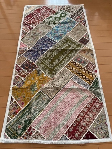 ◆総刺繍のマット◆パキスタン製  全面に刺繍がほどこされた、とても手の込んだ上等なマットです。 お部屋のアクセント、カフェやお店のディスプレイ、また玄関やキッチンのマットにどうぞ！！