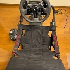 ハンドルコントローラとレーシングコックピットのセット