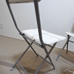 白い折りたたみ式椅子
