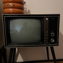 東芝の古い脚付きテレビです。