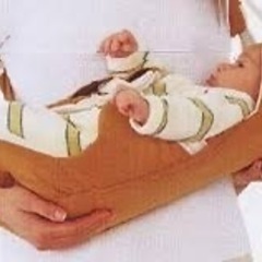 コンビ　ニンナナンナ　マジカルコンパクト　横抱き抱っこ　新生児
