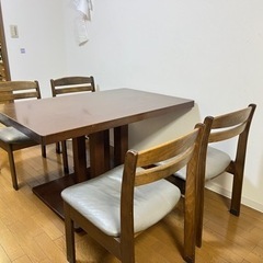 テーブル+ 4脚の椅子
