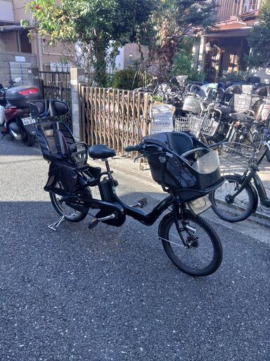 257安心の無料保証；点検サービス付きバカ良心的な中古電動自転車屋  ２０インチ、前後チャイルドシート、２人乗り、３人乗り、１人乗り電動自転車  土日もお子様と土足のまま、いろいろなタイプの電動自転車のご試乗可能です。  バッテリーは、新品の９０％以上の性能を保持してコンディション良好です。  １回の充電で３０ｋｍ以上の走行が可能です。山手線を１周するくらいの距離走れます。  ️オプション無料。後ろチャイルドシートをかごに変更して１人乗りに変更も可能です。  ２０インチ前か