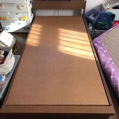 木製スタンド，引き出し付きシングルベッド