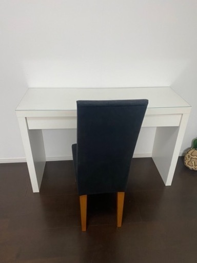 IKEAの白いテーブル　ドレッサー　マルム