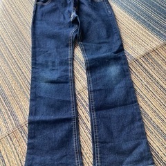 ④濃いブルーのジーンズ　１３０センチ
