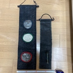 掛け軸、陶器でできた顔、一輪挿し