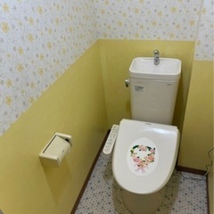 自宅の壁紙を専用塗料でキレイにします。