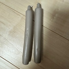 IKEAのグレーのキャンドル2本