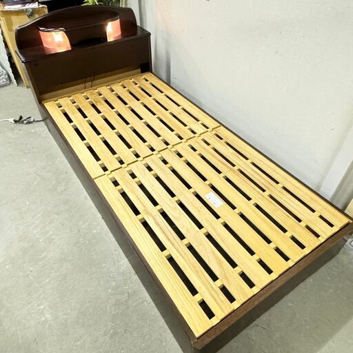 15649   シングルベッドフレーム　ライト付き   ◆大阪市内・東大阪市他 5,000円以上ご購入で無料配達いたします！◆ ※京都・高槻・枚方方面◆神戸・西宮・尼崎方面◆奈良方面、大阪南部方面　それぞれ条件付き無料配送あり！