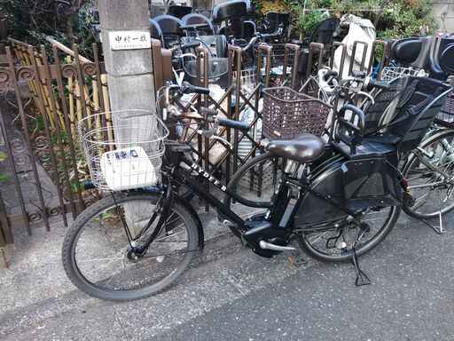 261262お子様土日もと土足のままご試乗可能です。ブリヂストン、ヤマハ共同生産モデル、  ️２０インチ、チャイルドシート、３人乗り、２人乗り、１人乗り、電動アシスト自転車  バカ良心的な電動自転車屋土日もお子様と土足のまま、ご試乗可能です。  安心の無料保証；点検サービス付きバカ良心的な中古電動自転車屋です。  　電動自転車・リサイクル専門店　　ご試乗をしてから、ご購入できます。  後ろチャイルドシートをかごに変更して、１人乗りにもできます。  バッテリー