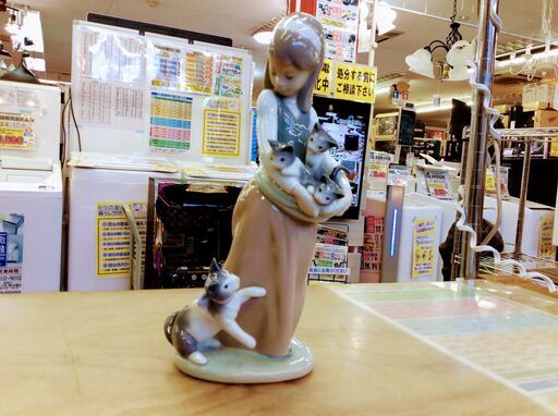 LLADRO 子猫をエプロンに