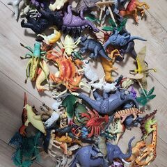 恐竜、動物模型のおもちゃ 約70種