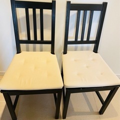 【取引完了】 IKEAの黒い椅子2脚と骨盤矯正椅子のセット