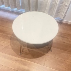 丸い白いテーブル