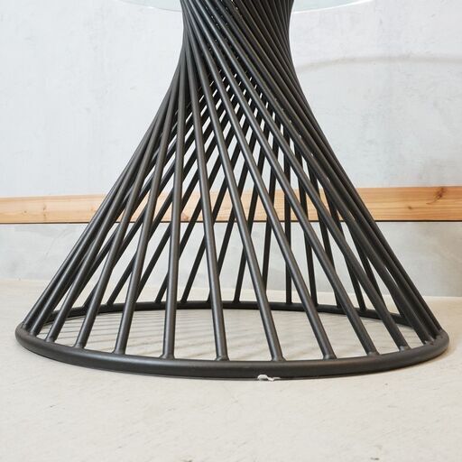 イタリアのCalligaris(カリガリス)社のVORTEX(ボルテックス)円形ダイニングテーブルです。ガラスの透明感と、どの角度から見ても美しいスタイリッシュな脚がポイントのラウンドテーブルです♪