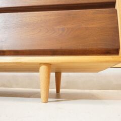 天然木ギャラリーのSuite(スイート) TVボード/アッシュ材+ウォールナット材です。丸足が北欧を感じさせるシンプルなローボード♪ナチュラルモダンや北欧スタイルにおススメ。