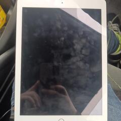 iPad第5世代 (写真の通り)