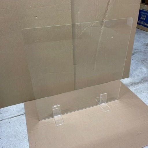 厚さ3ミリの60×60センチアクリルボード　目立つキズや汚れなし