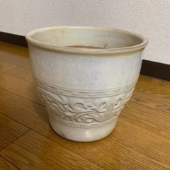 大きめ　陶器の植木鉢